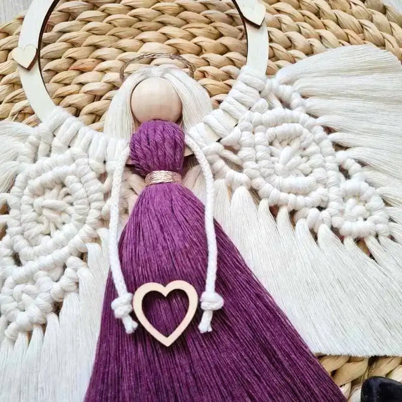Dárkové balení Anděl macramé BE MY HOME na dřevěném kruhu s ozdobnými křídly